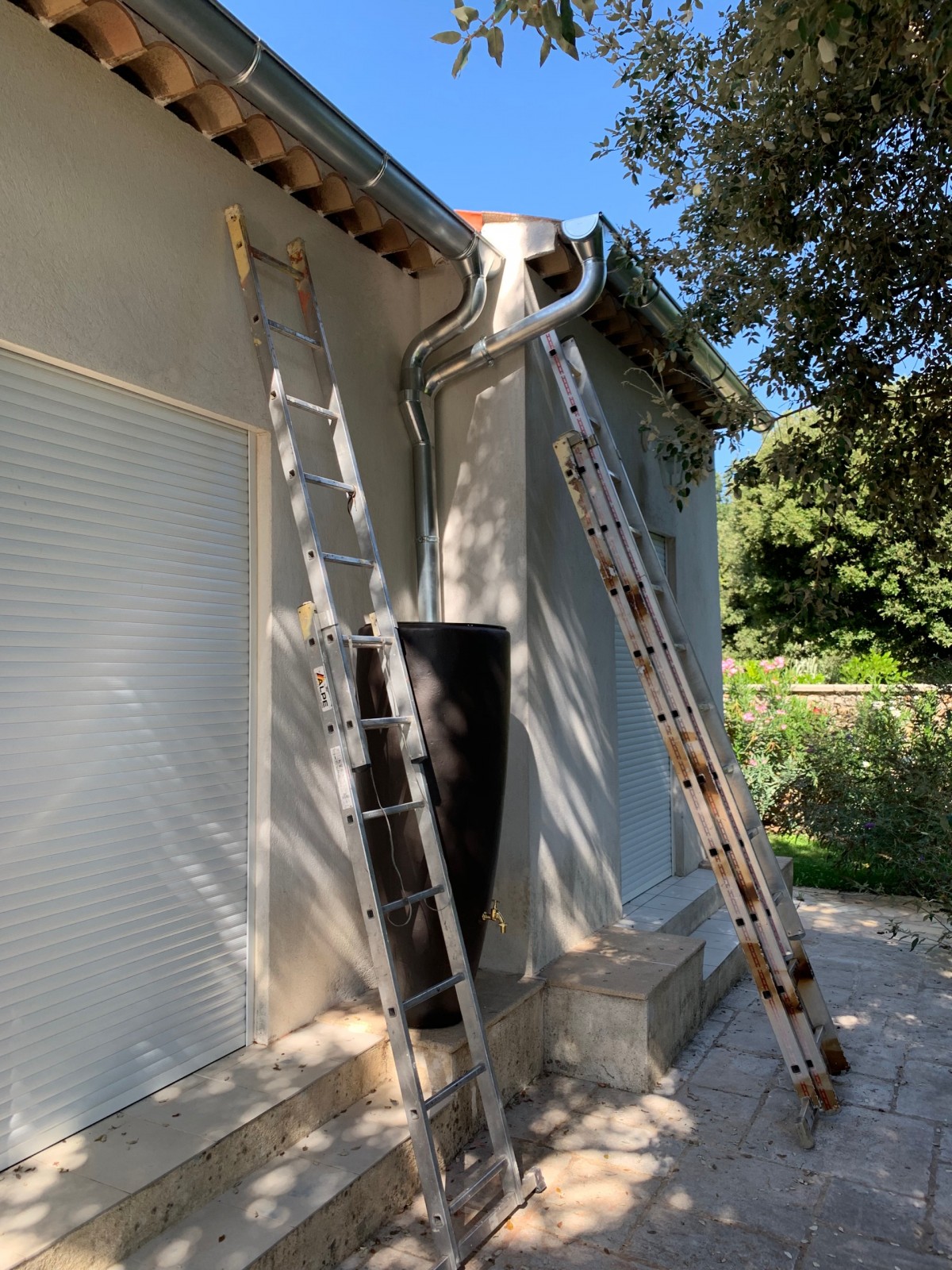 Installation de gouttières dans le Var